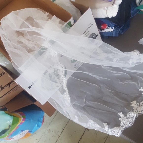 Shoulder length soft white wedding veil - Picture 3 of 4